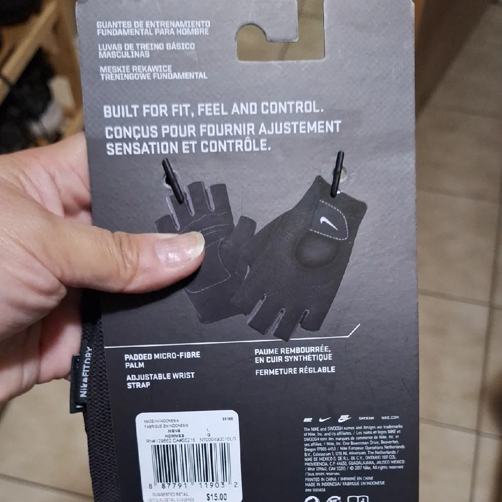 Nike Men's Fundamental Black Gloves - Picture 2 of 4